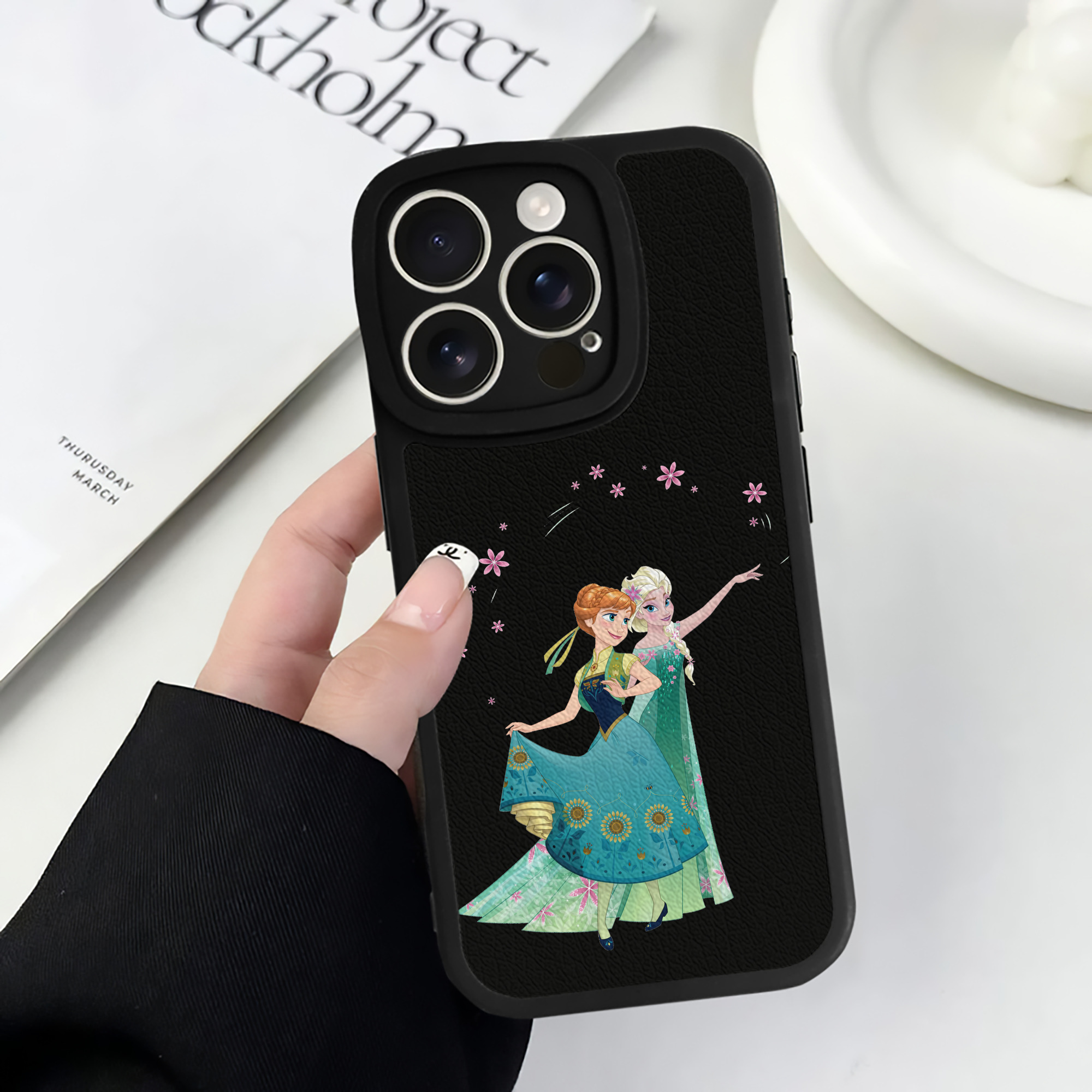 （画像用） アナと雪の女王 アンナ エルサ Frozen Anna Elsa 【iPhone 16シリーズ対応】シリコンスマホケース（レザー調） 材質：シリコン